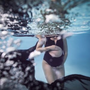 Portrait aquatique grossesse en Suisse Romande